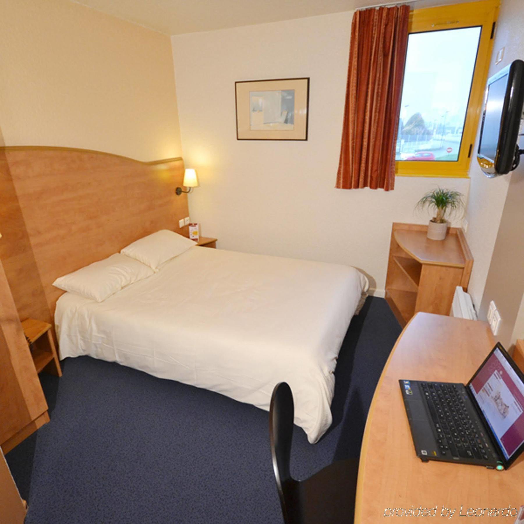 Brit Hotel Caen Herouville Exteriör bild