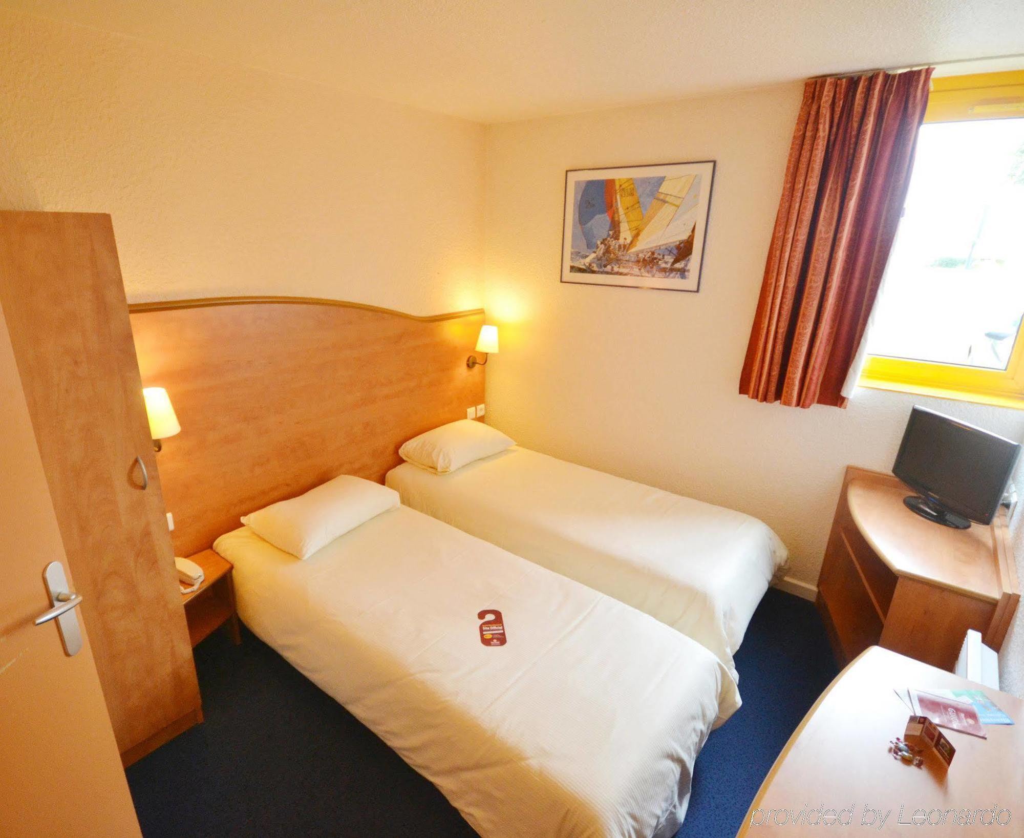 Brit Hotel Caen Herouville Exteriör bild